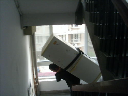 一个人搬运冰箱的方法