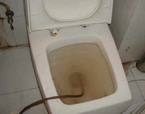 厕所堵了水满了下不去怎么办