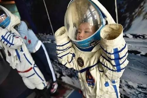 宇航员在舱内需要穿宇航服吗